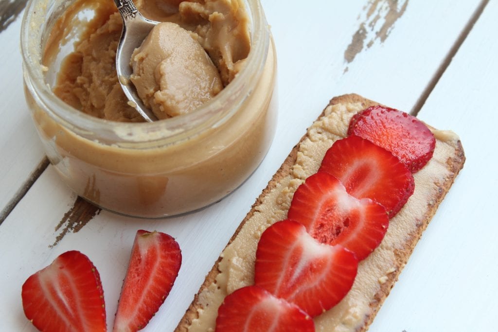 a toast with nut butter and strawberries. A taste that resembles some flavors in white coffee.