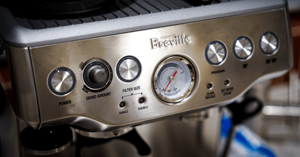 Imagen cercana de máquina de espresso Breville